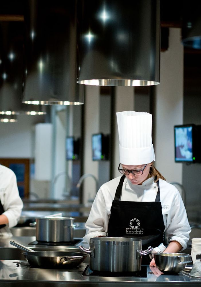 Dalle lezioni di cucina nel Castello di Roddi ai ristoranti del circuito Michelin in meno di un anno: parte a febbraio il Corso Professionale di Alta Cucina Italiana di &quot;Terra&quot; (VIDEO)