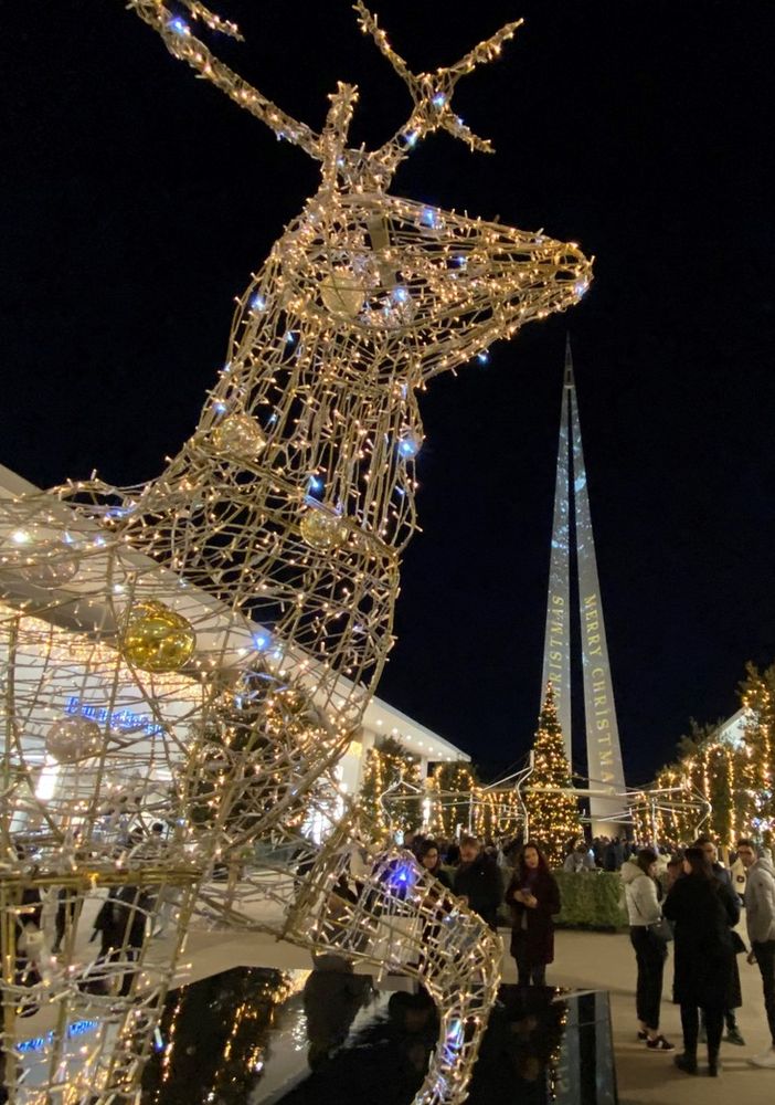 Torino Outlet Village con addobbi natalizi