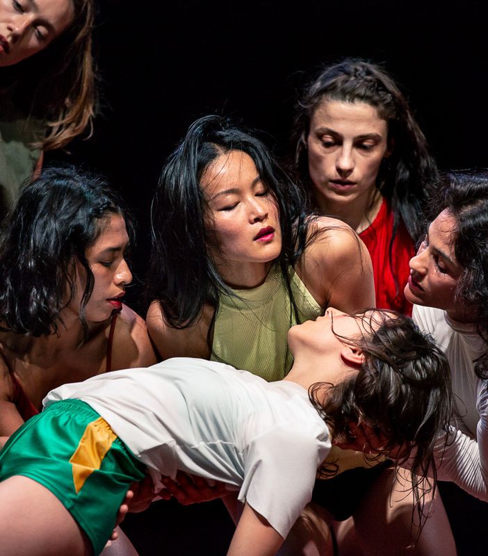 A Torinodanza Lisbeth Gruwez balla un dialogo sonoro con il mare e la parola