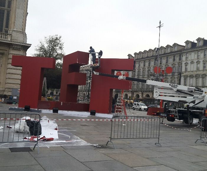 Tutto pronto per il Torino Film Festival: in piazza Castello arrivano le enormi lettere rosse