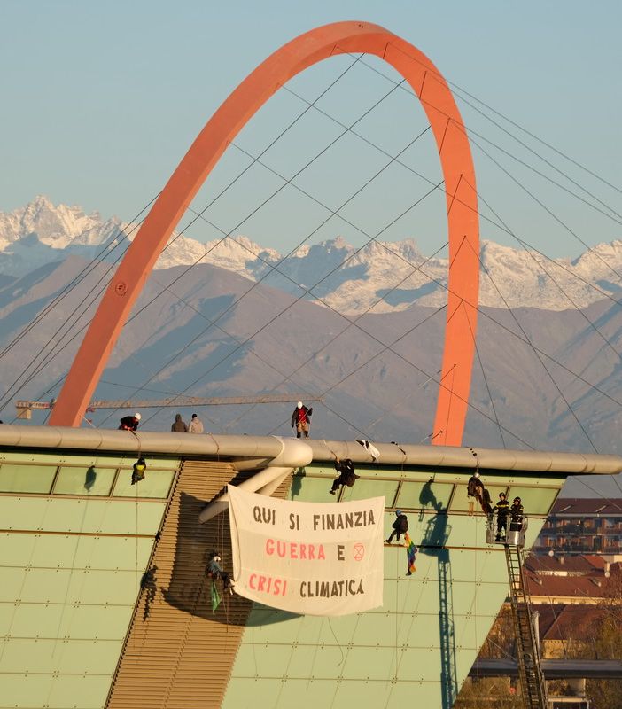Striscione sul tetto dell'Oval, il Tar annulla fogli di via a quattro attivisti di XRebellion: &quot;Non c'è violenza&quot;