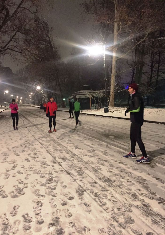 Runner sfidano il freddo al Valentino, al buio, sotto la neve