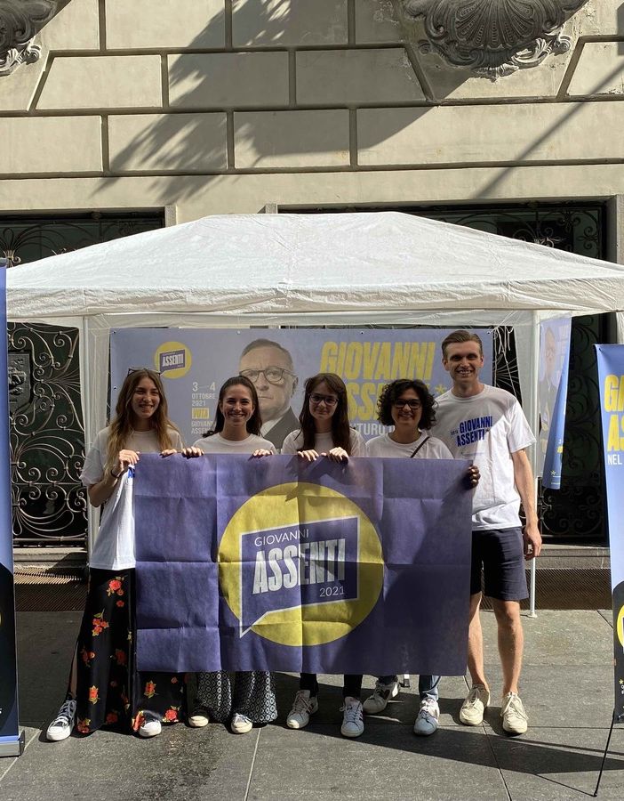 Elezioni, gazebo a Torino per il candidato che non c'è: al centro del &quot;programma&quot; le urgenze giovanili