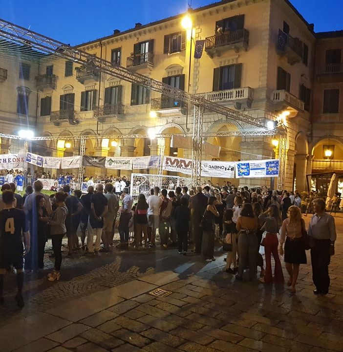 “È un errore grave lasciar giocare a calcio a cinque di fronte al Duomo di Pinerolo”