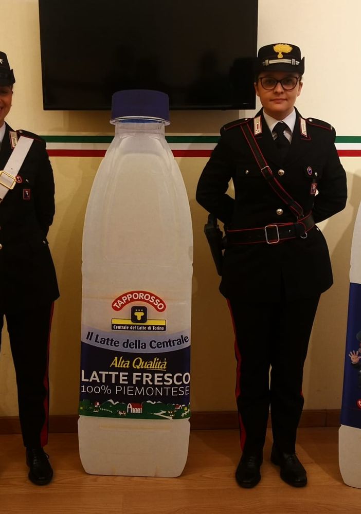 &quot;Non aprite la porta agli sconosciuti&quot;: la campagna anti-truffa sulle bottiglie di latte nei supermercati piemontesi  [VIDEO]