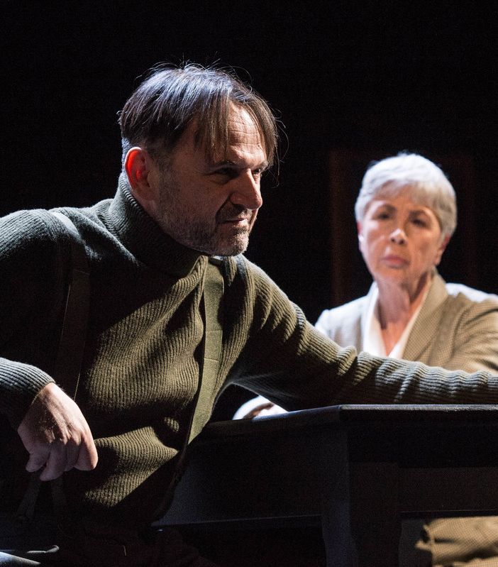 Ottavia Piccolo e Paolo Pierobon in scena con “Eichmann. Dove inizia la notte”, che ci insegna la banalità del male