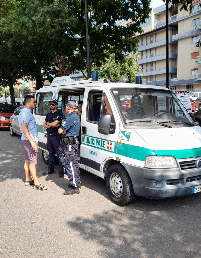 L'Ufficio Mobile della Polizia Municipale in servizio in via Farinelli