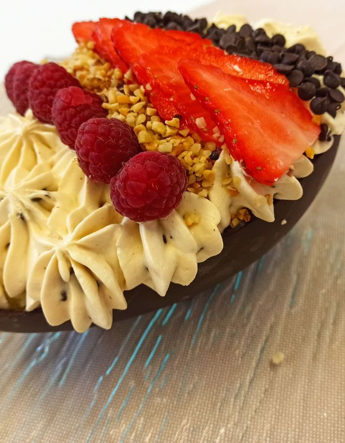 Uovo di Pasqua farcito con colomba e crema al mascarpone