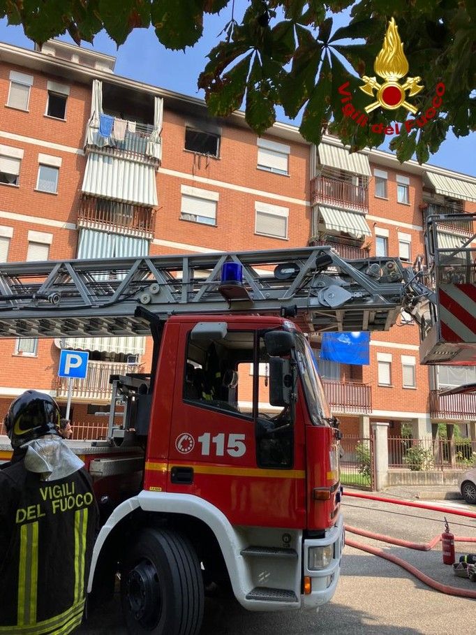 Alloggio in fiamme a San Mauro: due persone ustionate