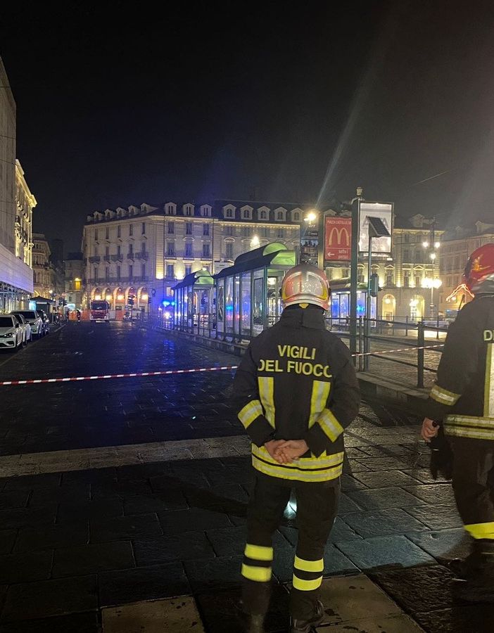 Nuova perdita di gas in piazza Castello: fuoriuscite di metano dai tombini. Vigili del fuoco e tecnici impegnati tutta la notte