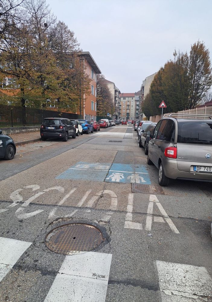 Auto in malasosta davanti alla scuola: ecco senso unico, dossi e zona 30