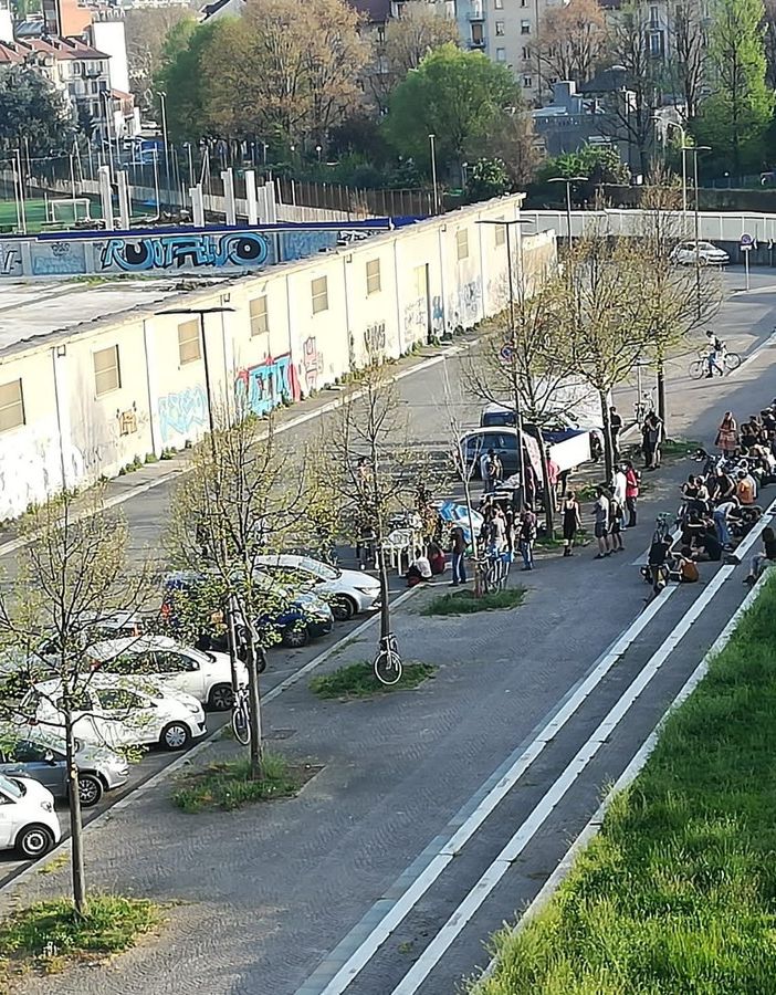 Decine di ragazzi assembrati in via Damiano per l'aperitivo
