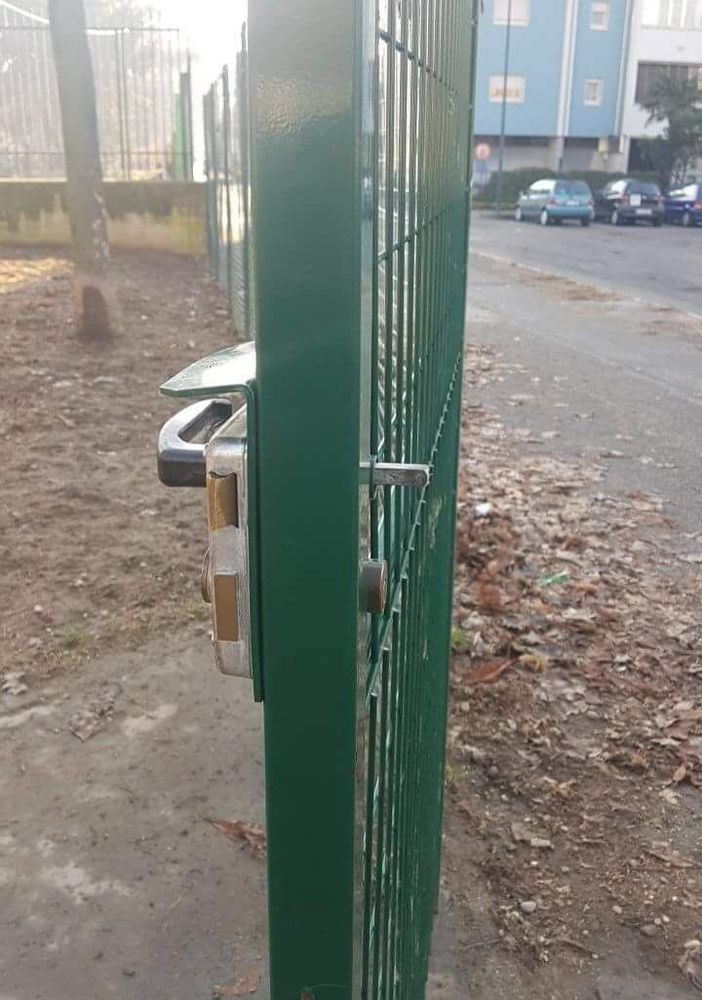 Maniglie rubate e polpette con pezzi di vetro nell’area cani di via Petrella a Torino