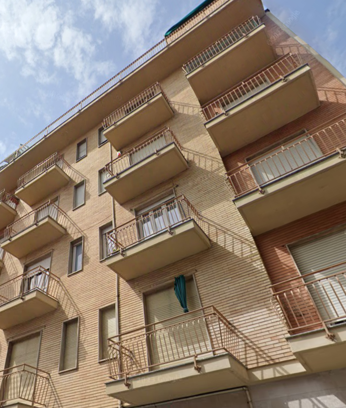 Cede una ringhiera in Barriera di Milano: operaio 57enne muore mentre ristrutturava un balcone