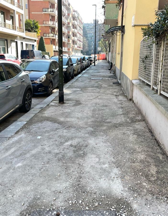 Asfalto ridotto a colabrodo e sosta selvaggia, degrado nel cuore di Parella