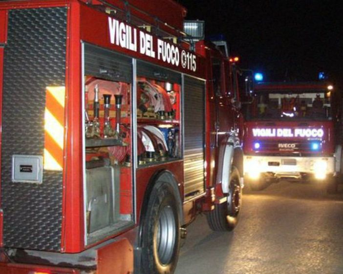 Incendio doloso a Torino, a fuoco portone di ingresso