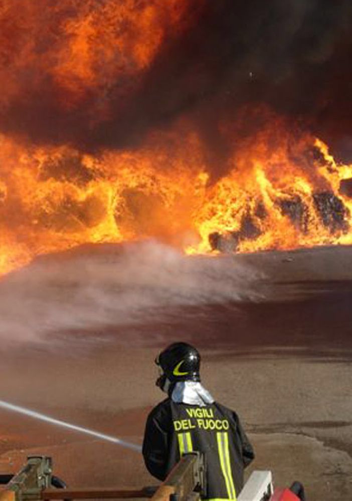 Chieri, incendio nel deposito di camper