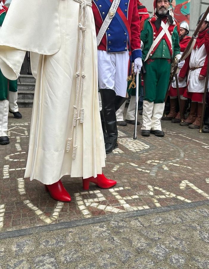 Ivrea, la Vezzosa Mugnaia indossa un paio di scarpe rosse per dire no ai femminicidi
