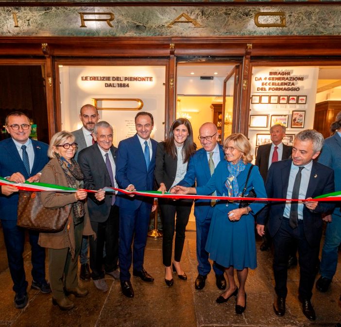 Le autorità cittadine e regionali in visita al negozio Biraghi inagurato a Torino