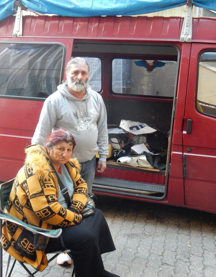 Dopo lo sfratto vivono dentro un furgone: “Chiediamo solo una mano per vivere”