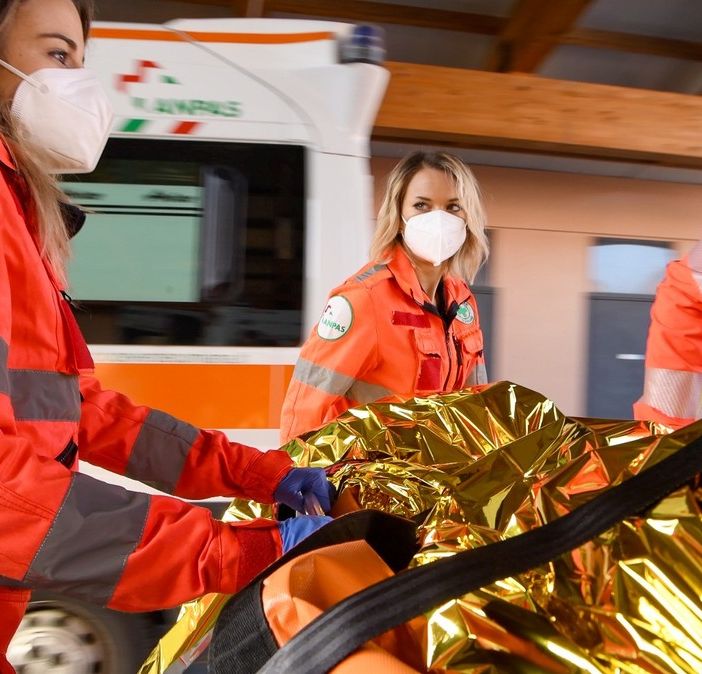 Donata un'ambulanza e attrezzature ai volontari dell'Anpas di Caravino