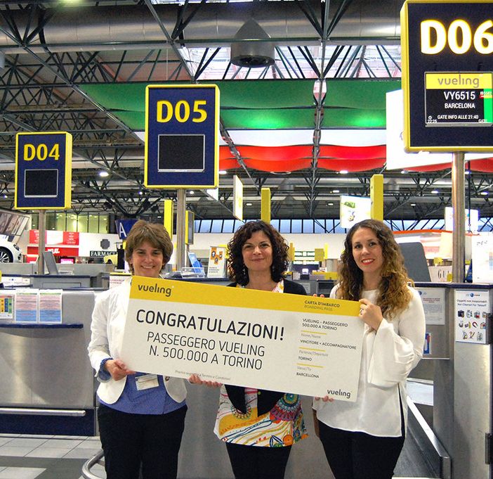 Mariangela Ferraro passeggera Vueling numero 500.000 di Torino, tra Francesca Soncini, Responsabile Relazioni Esterne dell’Aeroporto di Torino e Victoria Lázare, Account Manager di Vueling per l’Italia