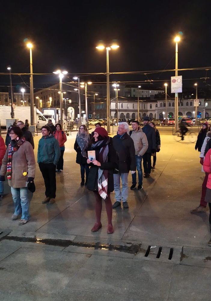 La crisi dell'editoria sfida il Coronavirus: a Torino le presentazioni di libri si fanno in piazza