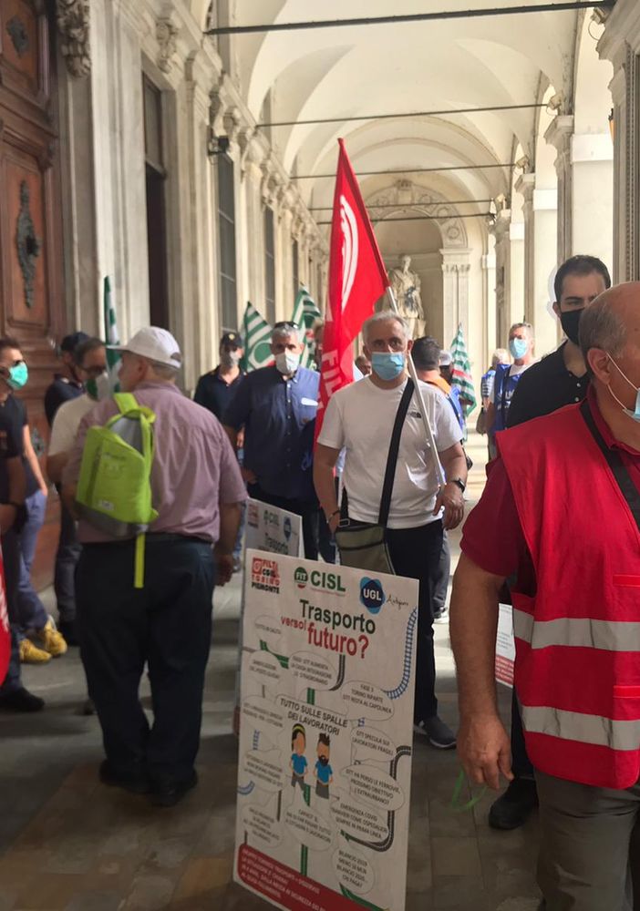 Tensione sotto Palazzo Civico: porte chiuse e polizia ad attendere i sindacati dei lavoratori Gtt [FOTO E VIDEO]