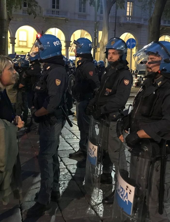 I No Green Pass sfilano ancora a Torino: tensione in corso Vinzaglio con la polizia [VIDEO e FOTO]