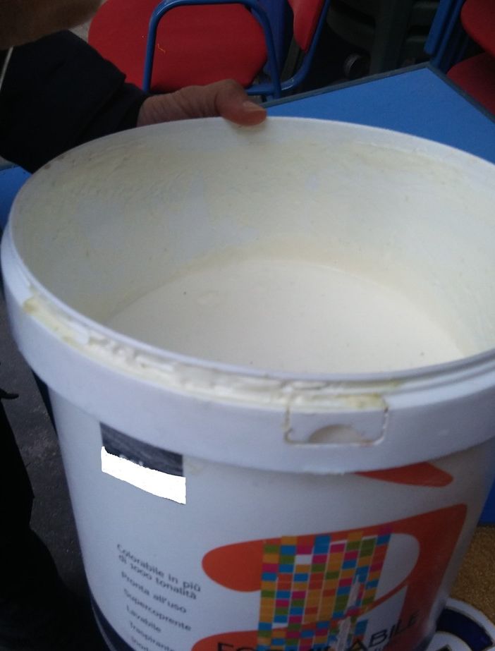 Vendeva yogurt in contenitori che prima tenevano vernice, denunciato dai vigili titolare di un kebab in via Nicola Fabrizi