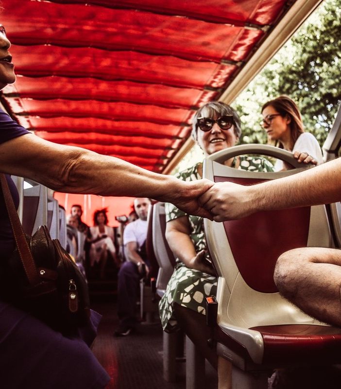 Sul bus dei sogni dal cuore di Torino fino in Barriera: uno spettacolo a più voci alla ricerca della libertà