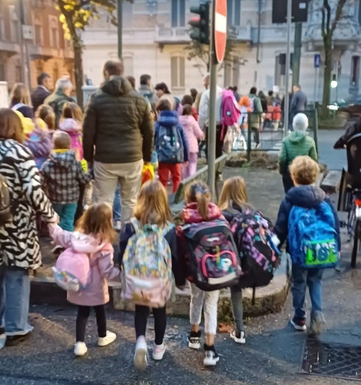 &quot;Walk To School&quot;, i bambini della Circoscrizione 1 vanno a scuola a piedi tutti insieme: l'iniziativa per sensibilizzare contro lo smog