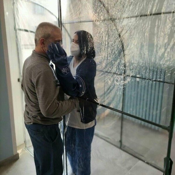 Incontro tra due persone nella stanza degli abbracci in ospedale
