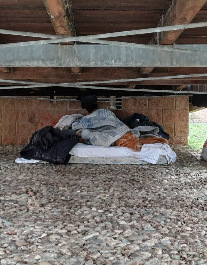 Sotto la passerella spunta un altro accampamento abusivo