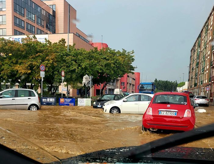 Un improvviso nubifragio trasforma le strade di Rivoli in fiumi