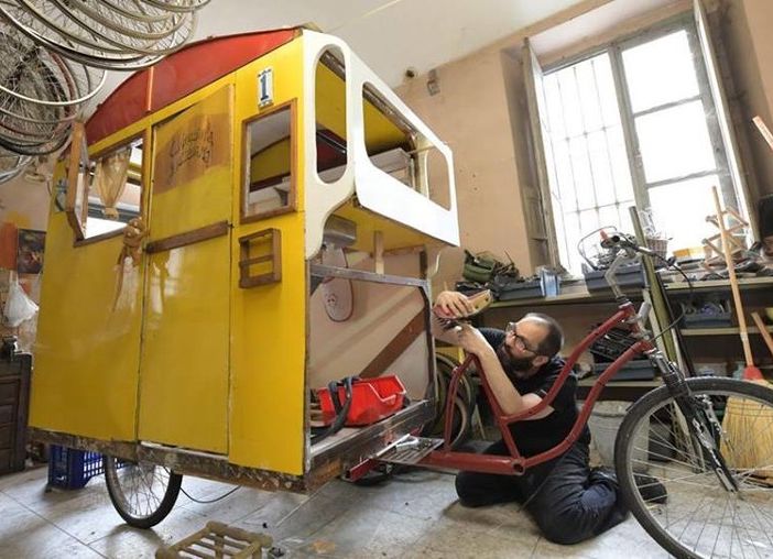 “Adotta un ciclo-scrittore”, un crowdfunding per aiutare Stefano a non finire per strada