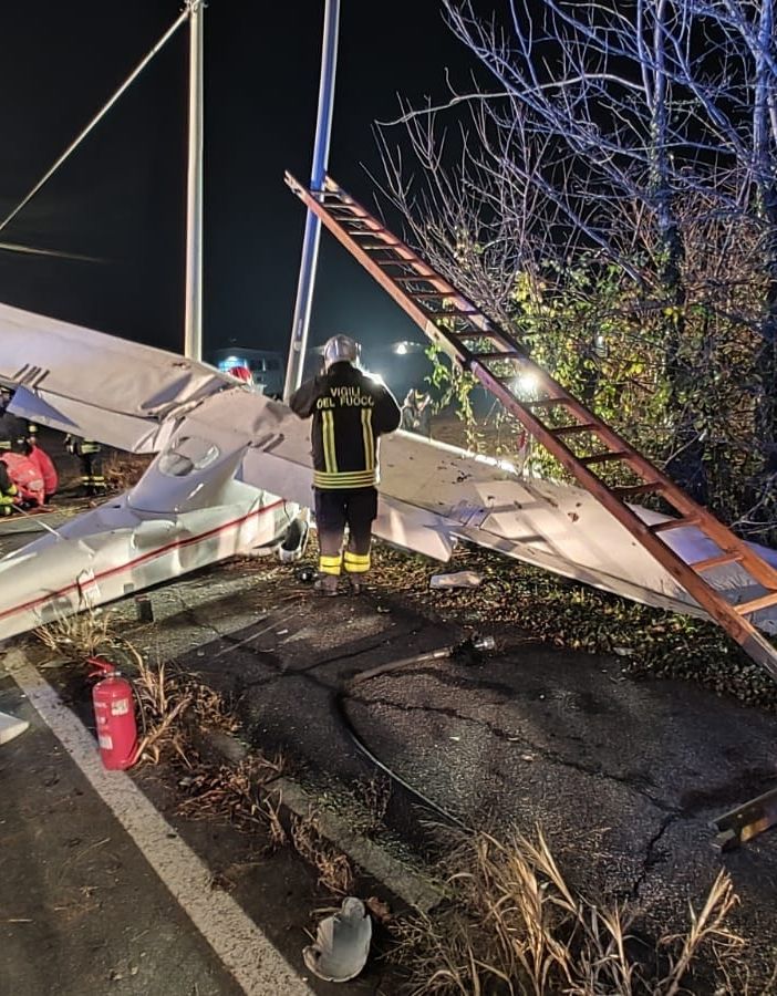 aereo caduto contro un palo