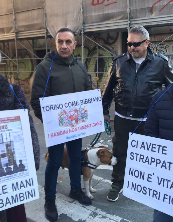 Minori allontanati dalle famiglie, la rabbia dei genitori: &quot;A Torino c'è un sistema per strapparci i figli&quot;