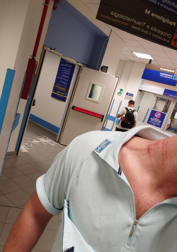 Persona con segni sul collo all'ospedale