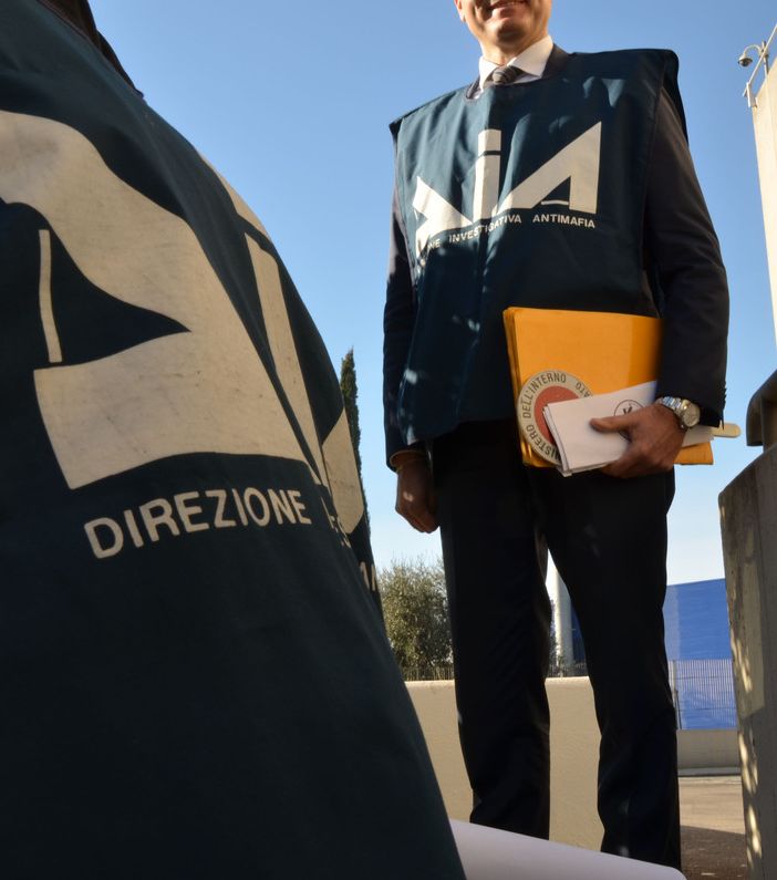 agenti della dia in piedi e in azione