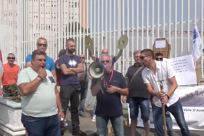 &quot;Senza divise e con le blatte in mensa&quot;: esplode la protesta degli agenti della polizia penitenziaria [VIDEO]