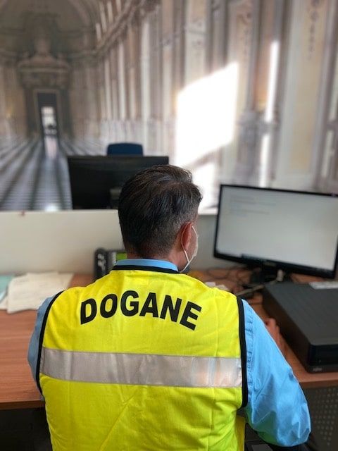 Sette container di merce senza requisiti di sicurezza: maxi sequestro delle Dogane di Torino