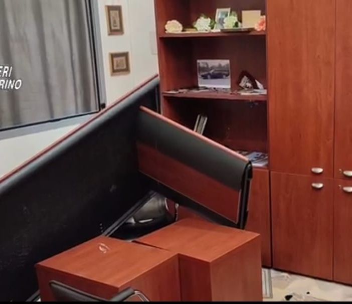 Tenta di estorcere denaro al titolare di un'impresa di pompe funebri e gli mette sottosopra il negozio: arrestato