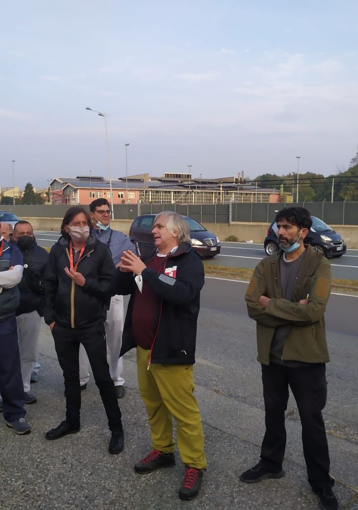 presidio di lavoratori all'esterno di una fabbrica