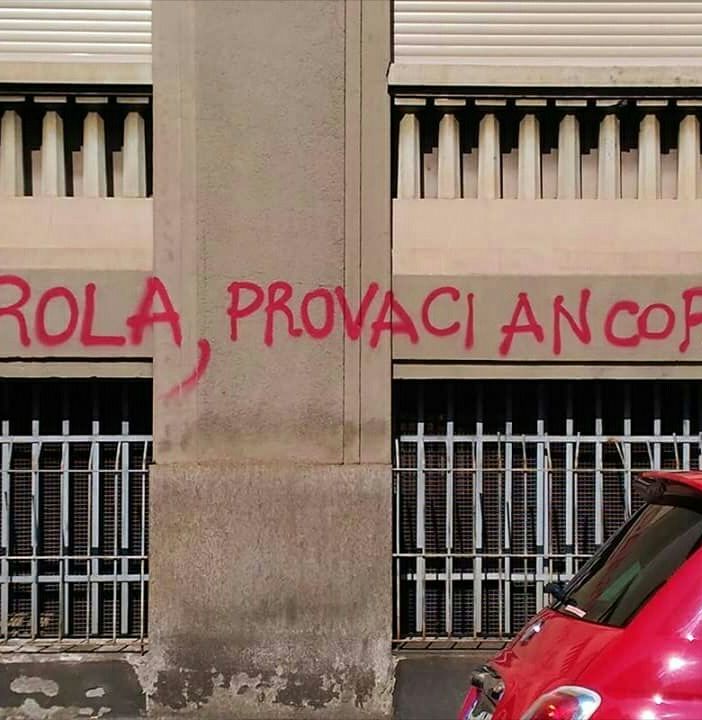 Vicenda Airola, sotto casa compare una scritta contro il senatore