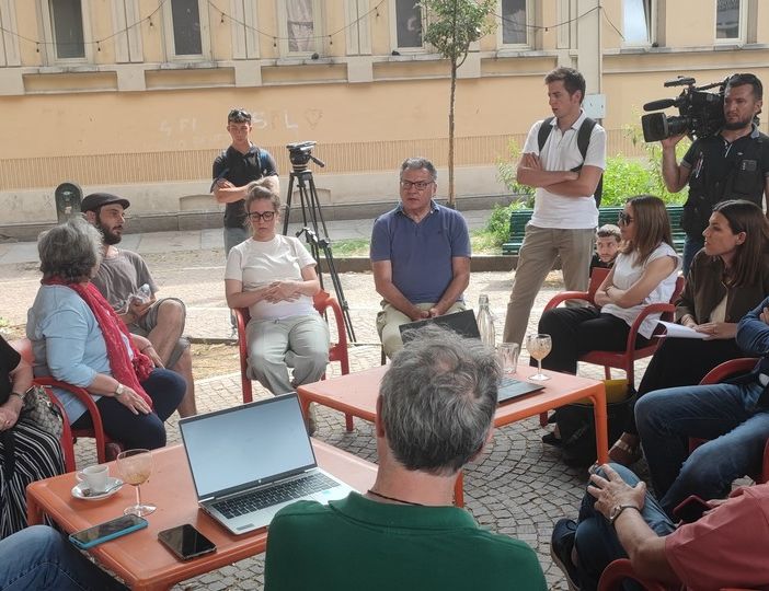 Il sindaco incontra i residenti e ascolta Alessandro, che dorme nella piazza dello spaccio di San Salvario