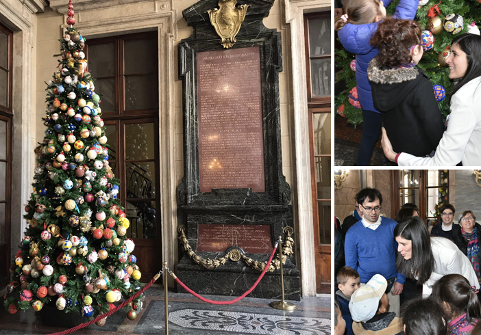 E’ Natale anche in Comune: sindaca e bimbi addobbano l’albero ecosostenibile di Palazzo Civico