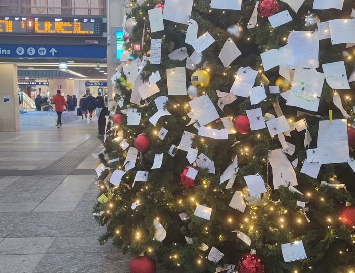 Speranze e desideri nelle lettere appese all'albero di Natale di Porta Nuova