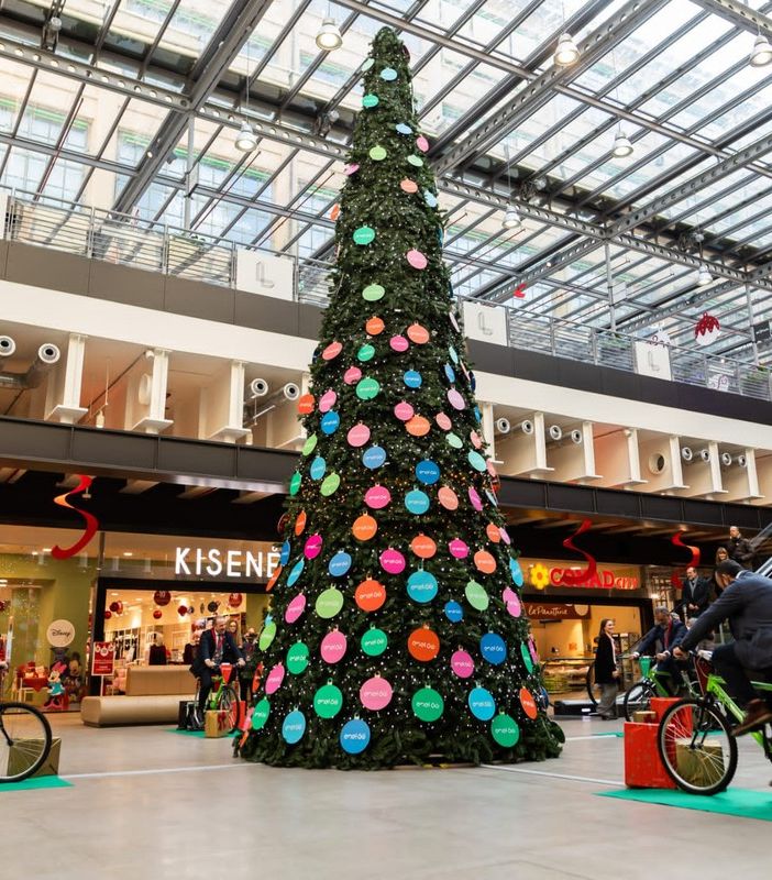 Natale sostenibile all'8 Gallery: l'albero con le palline sarà illuminato dalle pedalate dei clienti