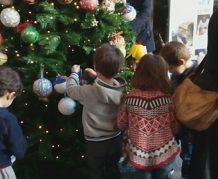 Giochi e pensieri sotto l'albero grazie all'Associazione A.Gio